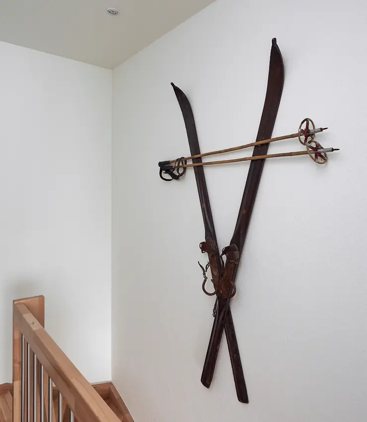 Ein Zug fährt in den Bahnhof Kirchzarten ein