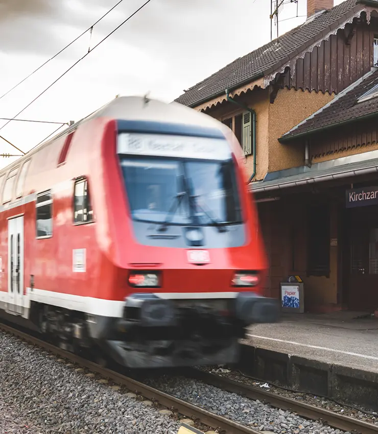 Ein Zug fährt in den Bahnhof Kirchzarten ein